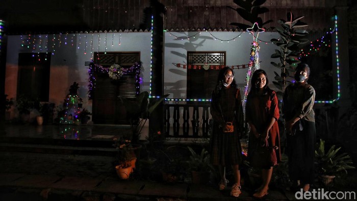 Penuh Khidmat Ibadah Malam Natal di Gereja Tertua Indonesia Umat Nasrani melaksankan ibadah malam Natal di kawasan GPIB Tugu, Semper Barat, Cilincing, Jakarta Utara.