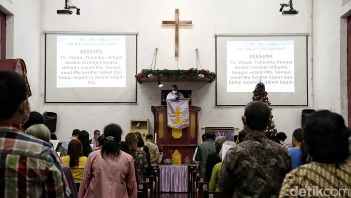 Umat Nasrani melaksankan ibadah malam Natal di kawasan GPIB Tugu, Semper Barat, Cilincing, Jakarta Utara.
