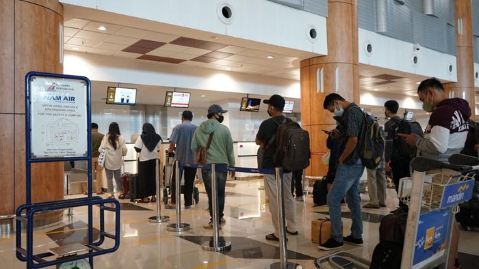 Penumpang di Bandara Juanda