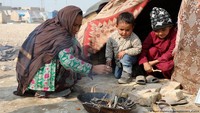 Afghanistan memiliki Gross National Income (GNI) atau pendapatan nasional bruto per kapita sebesar US$ 500. 99% dari populasi Afghanistan adalah muslim. Menurut laporan Bank Dunia, lebih sepertiga rakyat Afghanistan tidak bisa memenuhi kebutuhan pokok sehari-hari mereka. Dok. DW (News)