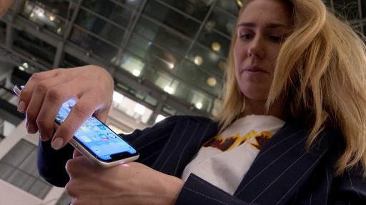 Perusahaan Swedia Tanam Microchip Bukti Vaksin COVID-19 ke Tangan Manusia Amanda Back, marketing manager at Epicenter Stockholm, scans with a smartphone a microchip developed by the DSruptive Subdermals company and implanted in her hand to reveal her health pass in Stockholm on December 20, 2021. - Swedish company DSruptive Subdermals has come up with a microchip that can be inserted under the skin so that users can carry their Covid passports in their arm. (Photo by Viken KANTARCI / AFP) / TO GO WITH AFP STORY by Viken KANTARCI