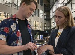 Microchip Bukti Vaksin COVID-19 Ditanam ke Tangan Manusia