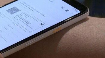 Microchip dapat memberikan data pengguna karena dapat dipindai oleh siapa saja yang memiliki perangkat pembaca.   