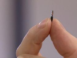 Microchip Bukti Vaksin COVID-19 Ditanam ke Tangan Manusia