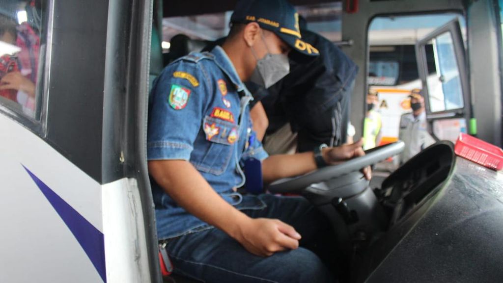 Petugas Gabungan Temukan Dua Bus Tak Laik Jalan di Terminal Jombang