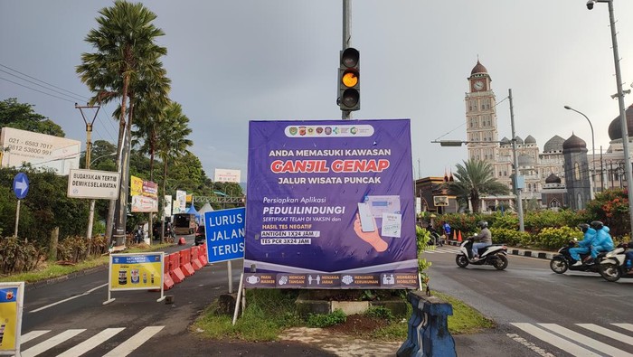 Pintu keluar tol Gadog, Ciawi, Bogor.