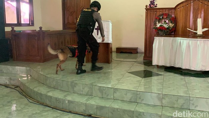 Polisi melakukan sterilisasi barang berbahaya di gereja Cianjur
