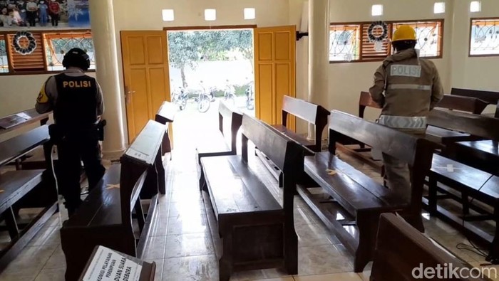 Polisi melakukan sterilisasi di sejumlah gereja di Sumedang