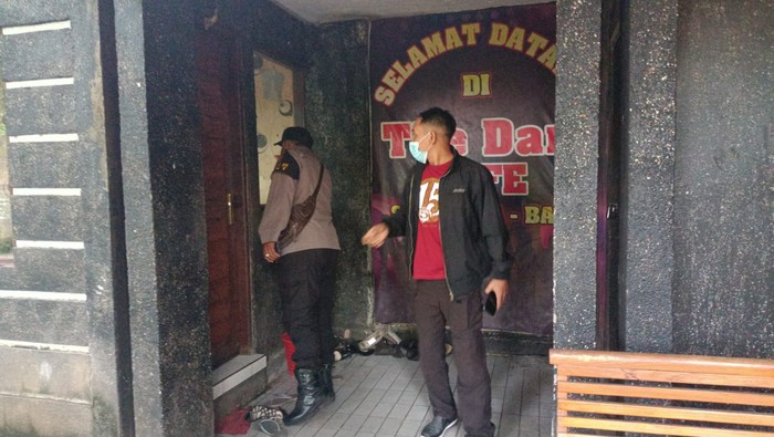 Polisi mendobrak kafe tempat 3 wanita disekap. (dok. Istimewa)
