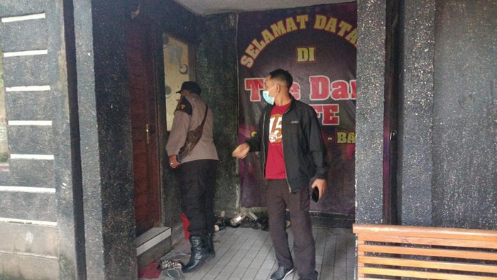 Polisi mendobrak kafe tempat 3 wanita disekap. (dok. Istimewa)