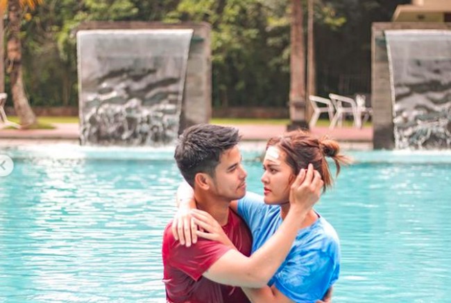 Inilah potret mesranya dengan lawan mainnya Leo Consul yang saat ini keduanya tengah dijodoh-jodohkan netizen. Foto: dok. Instagram/@rebeccatamara