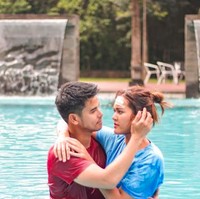 Inilah potret mesranya dengan lawan mainnya Leo Consul yang saat ini keduanya tengah dijodoh-jodohkan netizen. Foto: dok. Instagram/@rebeccatamara