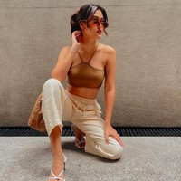 Potret stylish Rebecca Tamara dengan tank top dan celana putih. Di banyak kesempatan, Rebecca memilih warna-warna baju neutral.Foto: dok. Instagram/@rebeccatamara