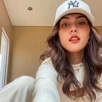 Rebecca melakukan syuting untuk Terpaksa Menikahi Tua Muda. Kini, sinetron tersebut diboikot oleh publik. Rebecca pun menerima banyak hujatan karena mau menerima arahan untuk berakting di tengah korban bencana erupsi Semeru. Foto: dok. Instagram/@rebeccatamara