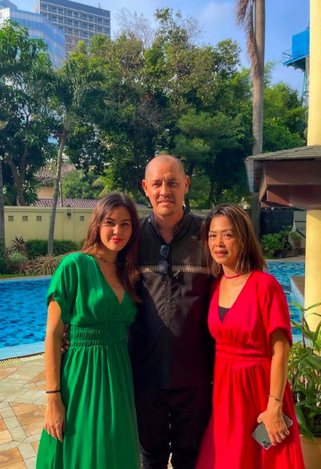 Rebecca Tamara adalah seorang pesinetron blasteran. Ibunya asli Indonesia, sementara ayahnya adalah orang Jerman. Dan inilah potret keluarga Tamara.Foto: dok. Instagram/@rebeccatamara