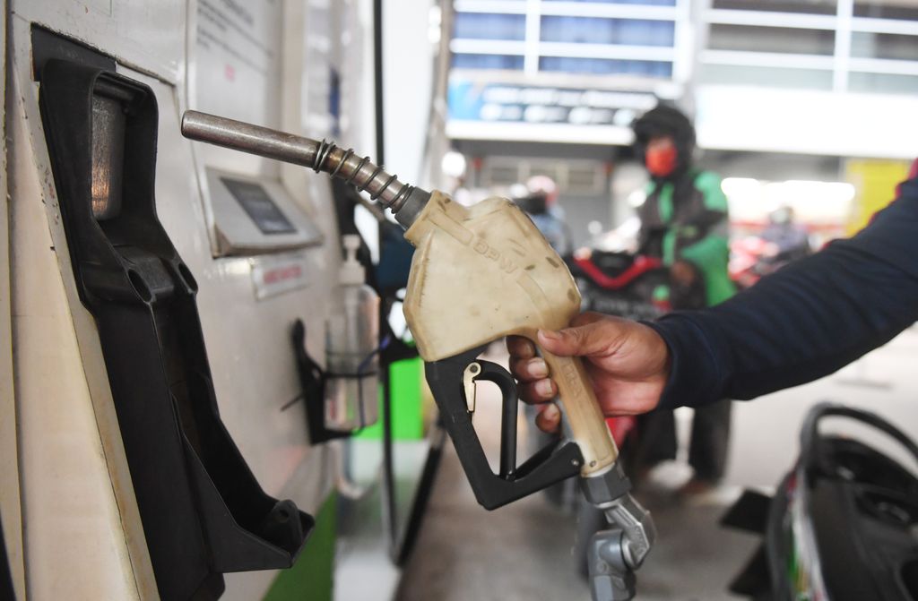 Pengendara motor mengisi BBM jenis Pertalite di sebuah SPBU Pertamina di Jakarta, Jumat (24/12/2021). Pemerintah berencana menghapus BBM RON 88 Premium  dan RON 90 Pertalite sebagai upaya  mendorong penggunaan BBM yang lebih ramah lingkungan. ANTARA FOTO/Akbar Nugroho Gumay/wsj.