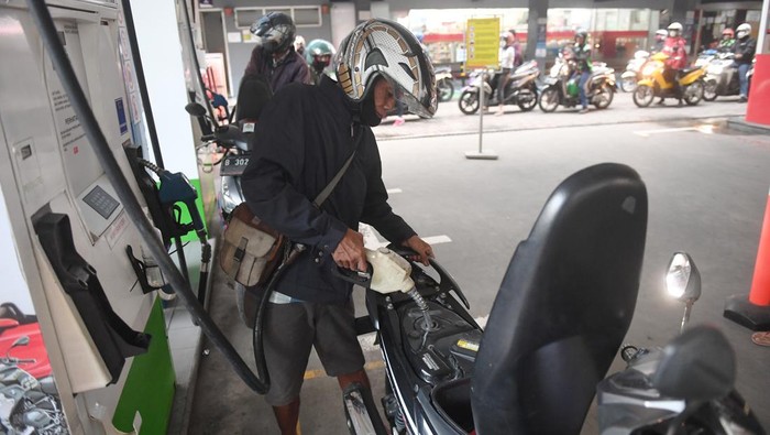 RENCANA PENGHAPUSAN PERTALITE DAN PREMIUM Pengendara motor mengisi BBM jenis Pertalite di sebuah SPBU Pertamina di Jakarta, Jumat (24/12/2021). Pemerintah berencana menghapus BBM RON 88 Premium dan RON 90 Pertalite sebagai upaya mendorong penggunaan BBM yang lebih ramah lingkungan. ANTARA FOTO/Akbar Nugroho Gumay/wsj.