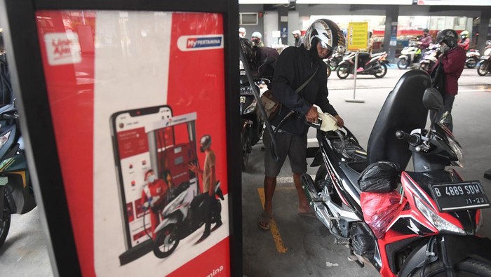 Pengendara motor mengisi BBM jenis Pertalite di sebuah SPBU Pertamina di Jakarta, Jumat (24/12/2021). Pemerintah berencana menghapus BBM RON 88 Premium  dan RON 90 Pertalite sebagai upaya  mendorong penggunaan BBM yang lebih ramah lingkungan. ANTARA FOTO/Akbar Nugroho Gumay/wsj.