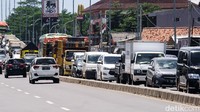 Sementara itu, lalin yang mengarah ke Sawangan Depok terpantau lancar.