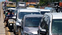 Jalan RE Martadinata, Tangerang Selatan, terpantau macet pada Jumat (24/12/2021) pukul 11.40 WIB.