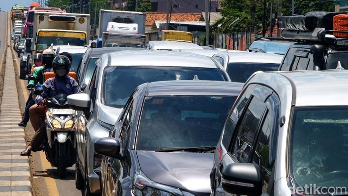 Jalan RE Martadinata di Tangerang Selatan seringkali macet, Jumat (24/12/2021). Padahal, di lokasi sudah dibangun flyover Gaplek.