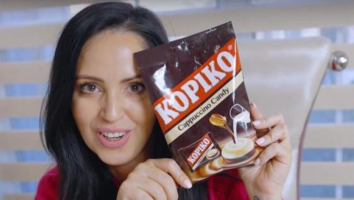 Sandra Cires mengulas tentang Kopiko.