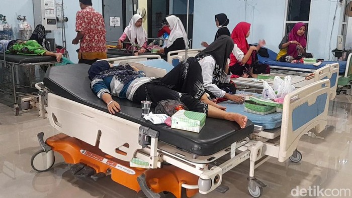 Santriwati yang masih dirawat di rumah sakit usai keracunan makanan