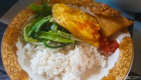 Tambahkan sedikit nasi dan santap saat sarapan. Cocok juga dikonsumsi untuk makan siang dengan tambahan sambal tomat yang segar. Foto: detikFood/Yenny Mustika Sari