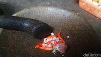 Bumbunya sangat sderhana. Hanya berupa bawang putih, cabe rawit merah, sedikit terasi udang, garam, dan diulek sampai halus. Foto: detikFood/Yenny Mustika Sari