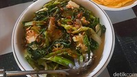 Sayur olah-olah memiliki rasa yang gurih sedap. Dipadukan dengan telur dadar maupun tempe goreng, sangat menggugah selera. Foto: detikFood/Yenny Mustika Sari