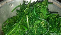 Bisa terbuat dari pakis yang direbus. Ada juga kecipir, taoge, kangkung, dan sayur lainnya. Foto: detikFood/Yenny Mustika Sari