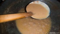 Kemudian dimasak sampai menjadi kuah santan yang kental. Foto: detikFood/Yenny Mustika Sari