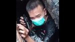Potret Petugas Damkar Obok-obok Selokan Cari Kunci Mobil Warga