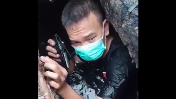 Potret Petugas Damkar Obok-obok Selokan Cari Kunci Mobil Warga