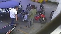 Riko menuturkan untuk kendaraan tersangka telah diamankan di Polrestabes. Petugas masih mendalami apakah itu mobil tersangka atau bukan. Dalam video yang viral, mobil yang dikemudiakan Halpian juga sempat menyundul motor korban (dok. Istimewa)