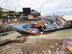 Usai Banjir, Kawasan Dermaga Palabuhanratu Rusak-Perahu Terdampar