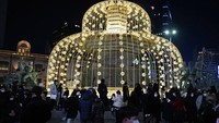 Warna-warni lampu menghiasi sepanjang jalan di Seoul pada Malam Natal.