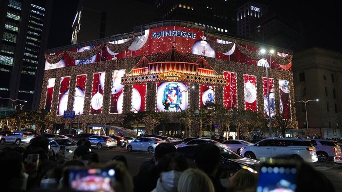 Semarak Malam Natal di Korea Selatan A couple takes a selfie with an illuminated Christmas decorations on the Eve of Christmas in Seoul, South Korea, Friday, Dec. 24, 2021. (AP Photo/Ahn Young-joon)