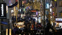 Warga Korea Selatan memadati jalanan Ibu Kota untuk berbelanja atau sekedar jalan-jalan.