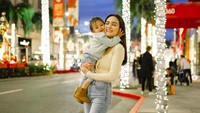 Coba lihat gaya kece Shandy Aulia mengajak Claire menikmati malam di Dodeo Dr. Beverly Hills, California. Shandy Aulia menceritakan kebahagiaannya bisa berlibur dengan Claire, meski sang putri sudah banyak tingkah yang bisa membuatnya tepok jidat. Foto: dok. Instagram Shandy Aulia