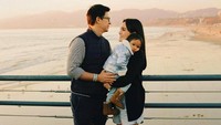 Nuansa glomy di Santa Monica Beach menjadi latar yang cantik untuk foto keluarga Shandy Aulia bersama suami dan anak. Foto: dok. Instagram Shandy Aulia (@dhanny.go)