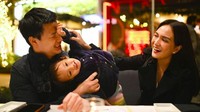Shandy Aulia dan David Herbowo juga sempat merayakan hari ulang tahun ke-10 pernikahan mereka di Amerika Serikat. Lihatlah senyum Claire senang banget ya bercanda dengan sang ayah. Foto: dok. Instagram Shandy Aulia