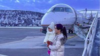 Shandy Aulia dan suami pertama kali mengajak Claire menimati Natal dengan melihat salju di Aspen, Colorado. Ini menjadi kebahagiaan Shandy Aulia karena berhasil mewujudkan mimpinya membawa Claire menikmati Natal di Aspen. Foto: dok. Instagram Shandy Aulia