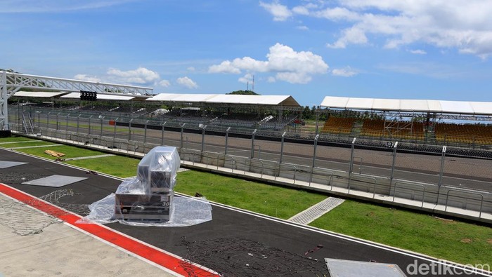 Sirkuit Mandalika Terus Berbenah Sambut MotoGP 2022 Ajang World Superbike sukses digelar di sirkuit Mandalika Lombok NTB pada November lalu. Di bulan Maret 2022, sirkuit kebanggaan Indonesia itu bakal masuk dalam kalender MotoGP 2022. Mandalika terus berbenah.