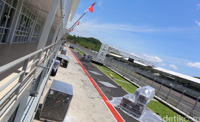 Ajang World Superbike sukses digelar di sirkuit Mandalika Lombok NTB pada November lalu. Di bulan Maret 2022, sirkuit kebanggaan Indonesia itu bakal masuk dalam kalender MotoGP 2022. Mandalika terus berbenah.
