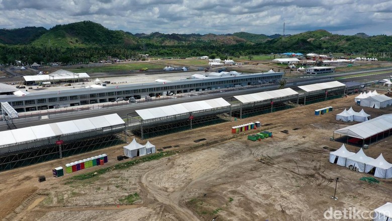 Sirkuit Mandalika Terus Berbenah Sambut MotoGP 2022 Ajang World Superbike sukses digelar di sirkuit Mandalika Lombok NTB pada November lalu. Di bulan Maret 2022, sirkuit kebanggaan Indonesia itu bakal masuk dalam kalender MotoGP 2022. Mandalika terus berbenah.