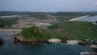Nantinya, Yacht juga bisa bersandar dan menonton langsung dari atas kapal pesiar mewah sang sultan yang ingin menonton balapan di Sirkuit Mandalika. Pantai dan dermaga itu berada persis di sisi lintasan balap.