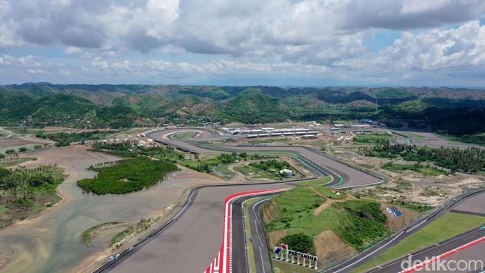 Sirkuit Mandalika Terus Berbenah Sambut MotoGP 2022 Ajang World Superbike sukses digelar di sirkuit Mandalika Lombok NTB pada November lalu. Di bulan Maret 2022, sirkuit kebanggaan Indonesia itu bakal masuk dalam kalender MotoGP 2022. Mandalika terus berbenah.