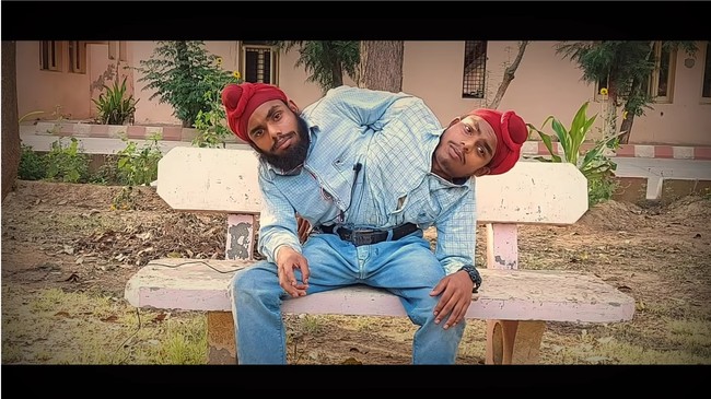 Sepasang saudara bernama Sohna dan Mohna Singh baru-baru ini sukses mendapatkan pekerjaan impian mereka. Bukan sesuatu yang mudah karena mereka adalah anak kembar siam atau dempet. Setelah ditinggal orang tua karena kondisi langka itu, kini akhirnya Sohna dan Mohna bisa hidup mandiri dengan pendapatan sendiri.Foto: YouTube Tangy Tales