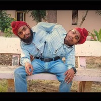 Sepasang saudara bernama Sohna dan Mohna Singh baru-baru ini sukses mendapatkan pekerjaan impian mereka. Bukan sesuatu yang mudah karena mereka adalah anak kembar siam atau dempet. Setelah ditinggal orang tua karena kondisi langka itu, kini akhirnya Sohna dan Mohna bisa hidup mandiri dengan pendapatan sendiri.Foto: YouTube Tangy Tales